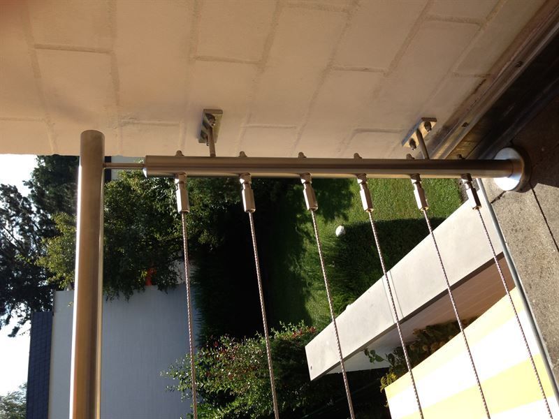 Ein Balkon mit einer daran befestigten Wäscheleine