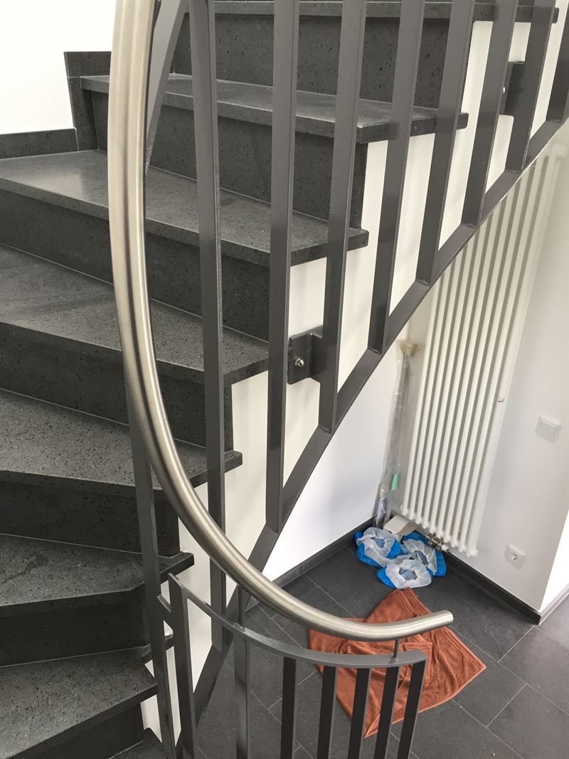 Eine Nahaufnahme einer Wendeltreppe mit einem Metallgeländer
