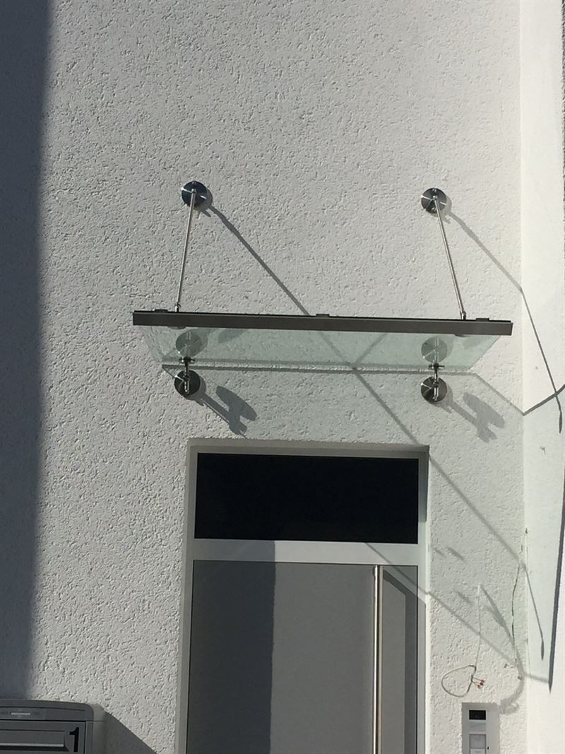 Eine Tür mit einem Glasdach darüber