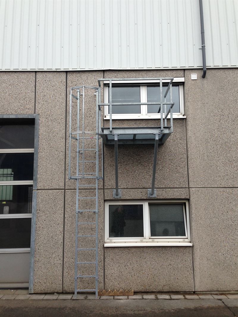 Eine Feuerleiter ist an der Seite eines Gebäudes angebracht