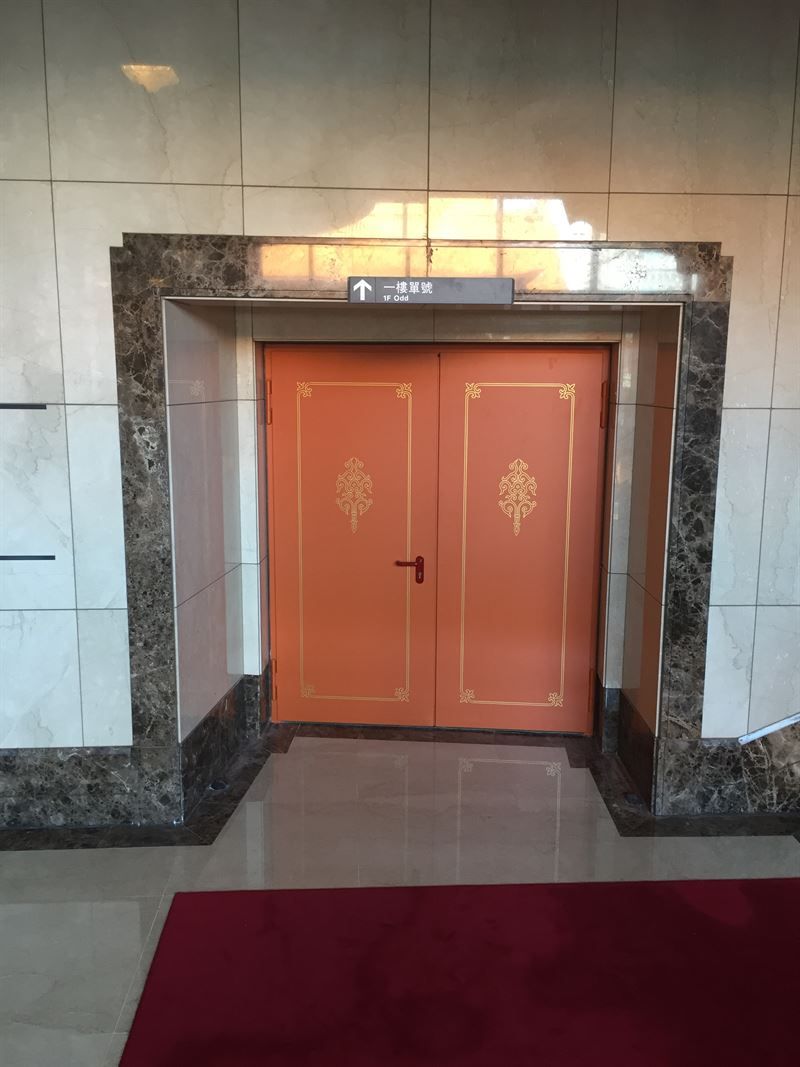 Eine Tür mit einem Schild darüber, auf dem 