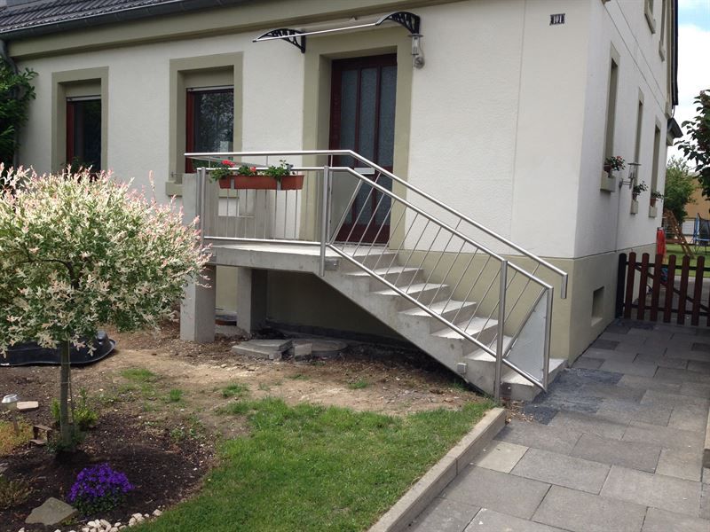 Ein weißes Haus mit Treppen, die hinaufführen