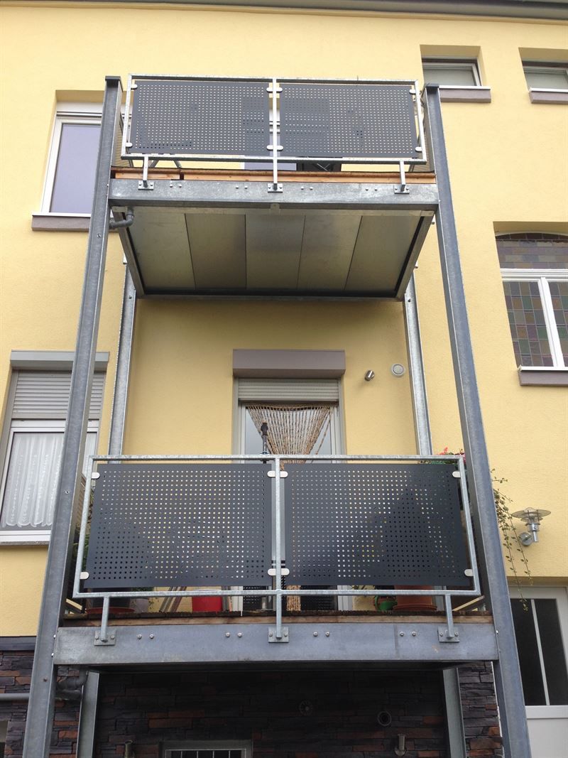 Ein Balkon an der Seite eines gelben Gebäudes