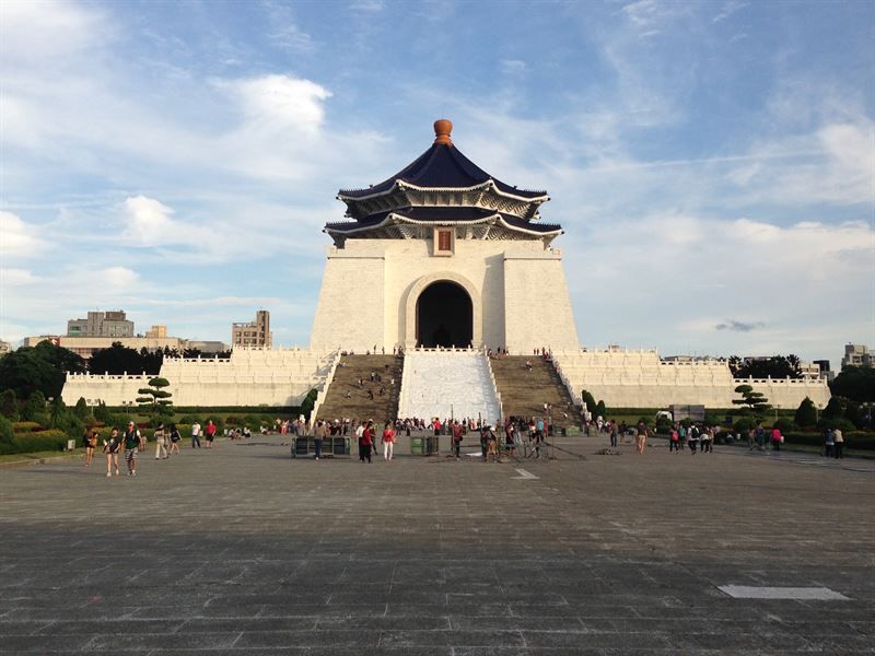 Ein großes weißes Gebäude mit Treppen, die hinaufführen