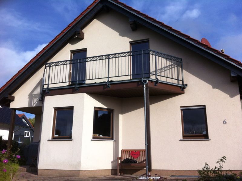 Ein weißes Haus mit der Nummer 6 darauf