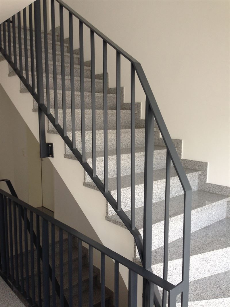 Eine Treppe mit einem Metallgeländer