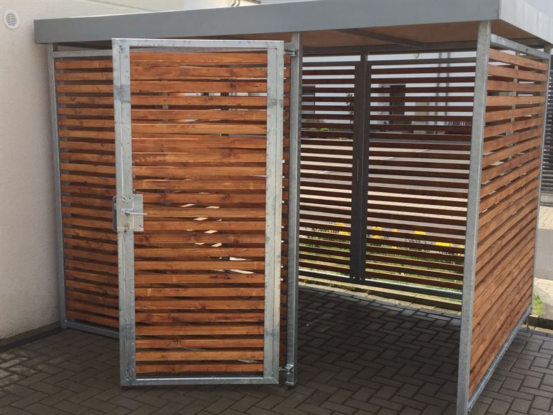 Ein Holzschuppen mit Metallrahmen und Schiebetüren