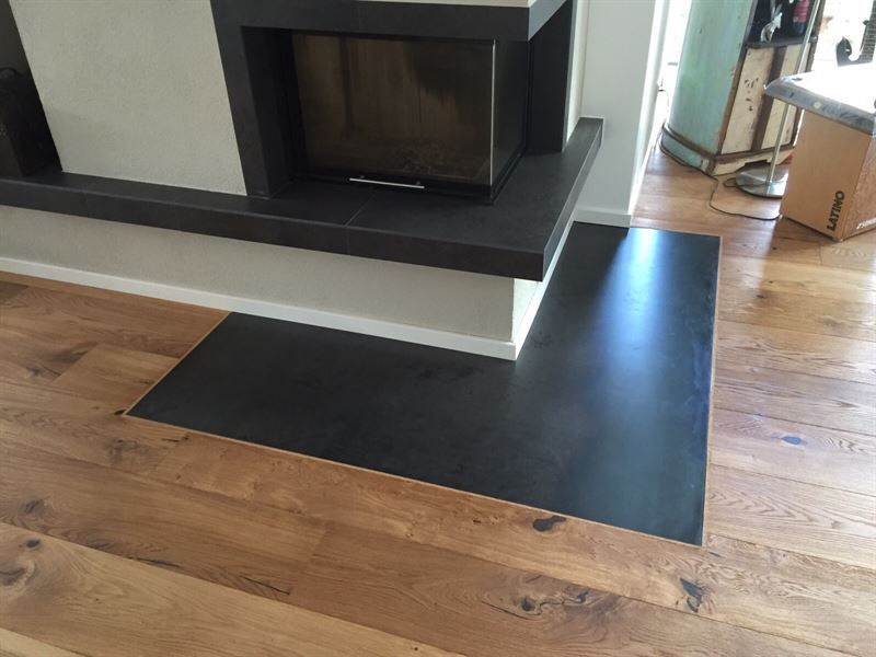 Ein Wohnzimmer mit Kamin und Holzboden