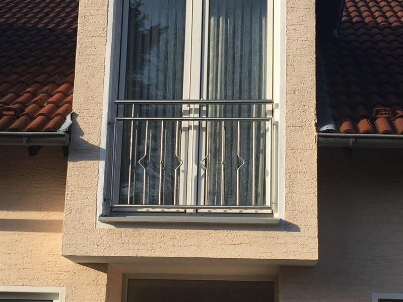 Ein Gebäude mit einem Balkon an der Seite