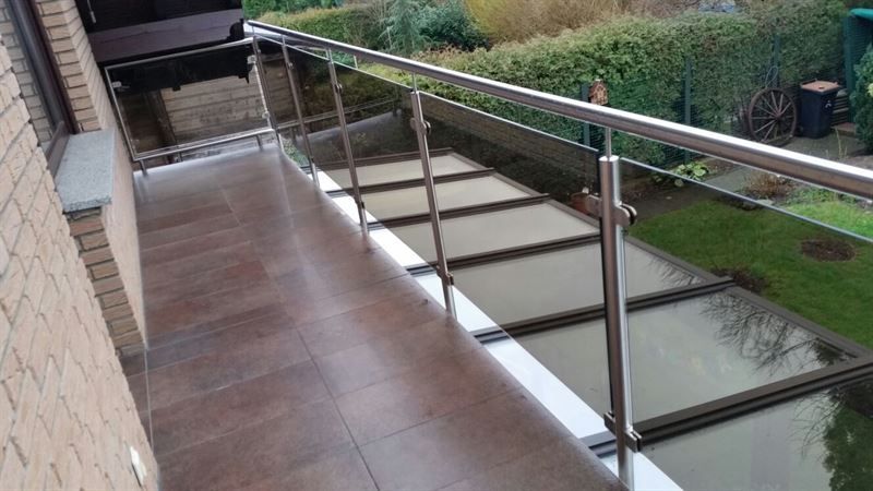Ein Balkon mit Edelstahlgeländer und Glasgeländer.