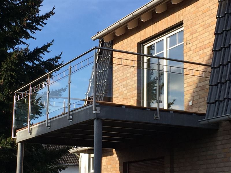 Ein Balkon an der Seite eines Backsteingebäudes