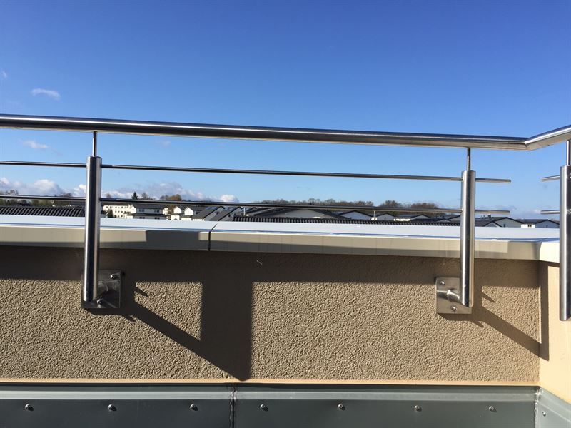 Ein Edelstahlgeländer an der Seite eines Gebäudes