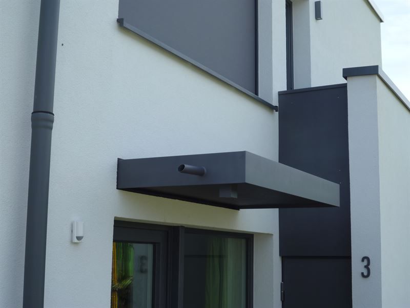 Die Nummer 3 steht auf der Seite eines Gebäudes