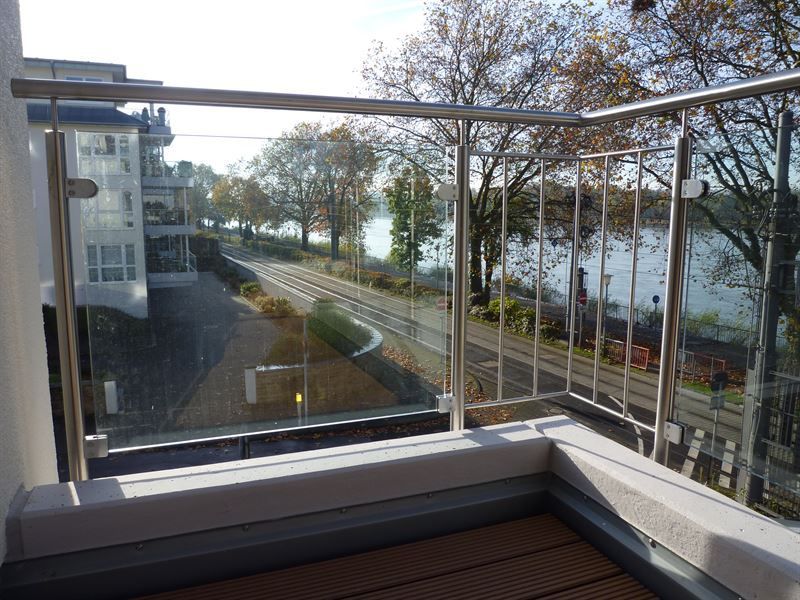 Ein Balkon mit Blick auf einen Fluss und Bäume