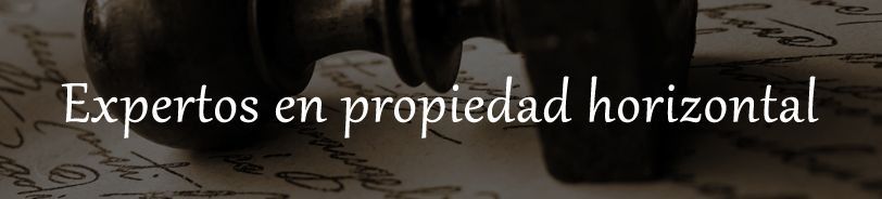 A sign that says ' expertos en propiedad horizontal ' on it