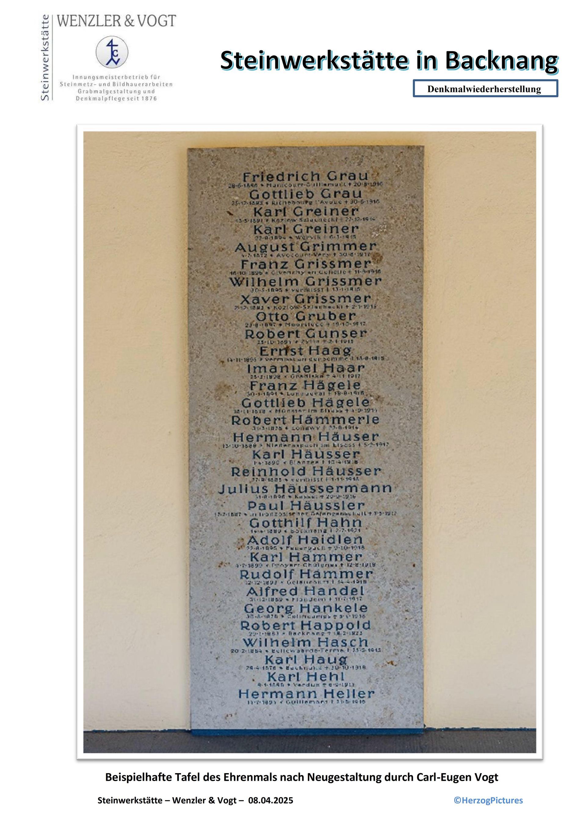 Ein Bild einer Steintafel mit viel Schrift darauf.