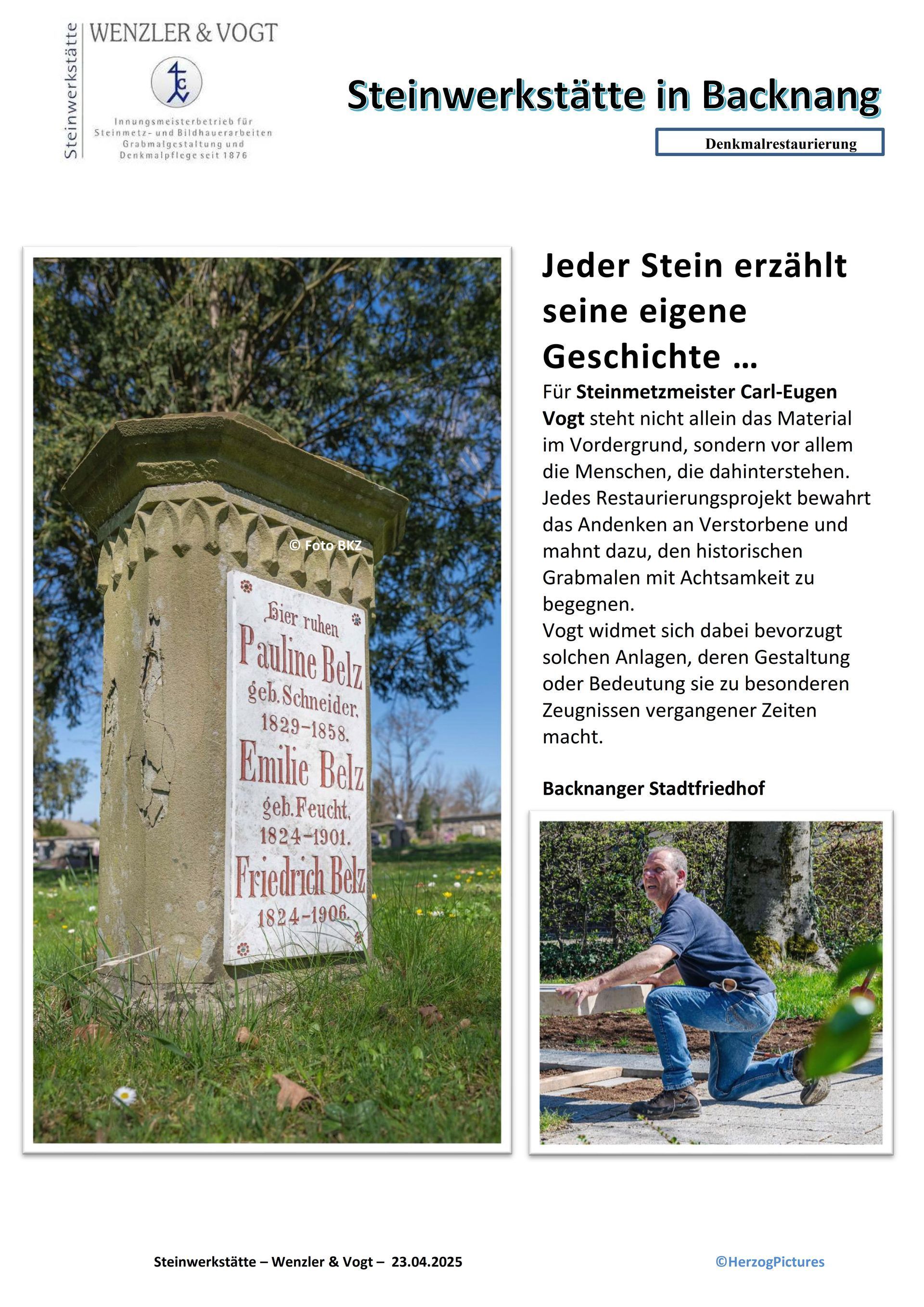 Ein Mann kniet neben einer Steinsäule.