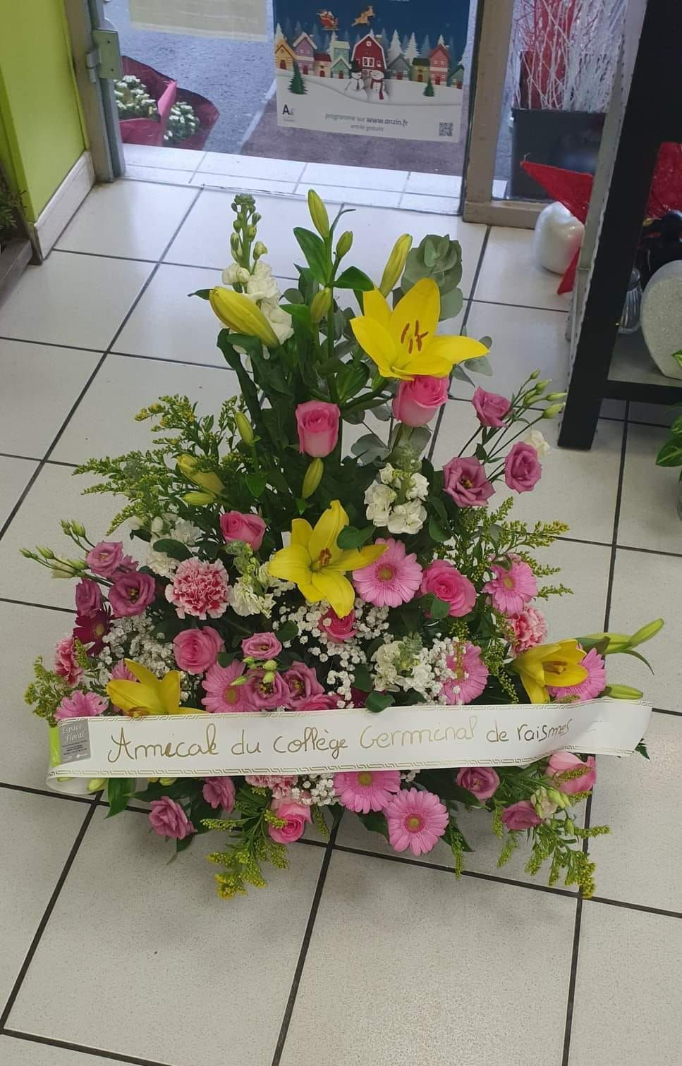 Composition en fleurs roses et jaune