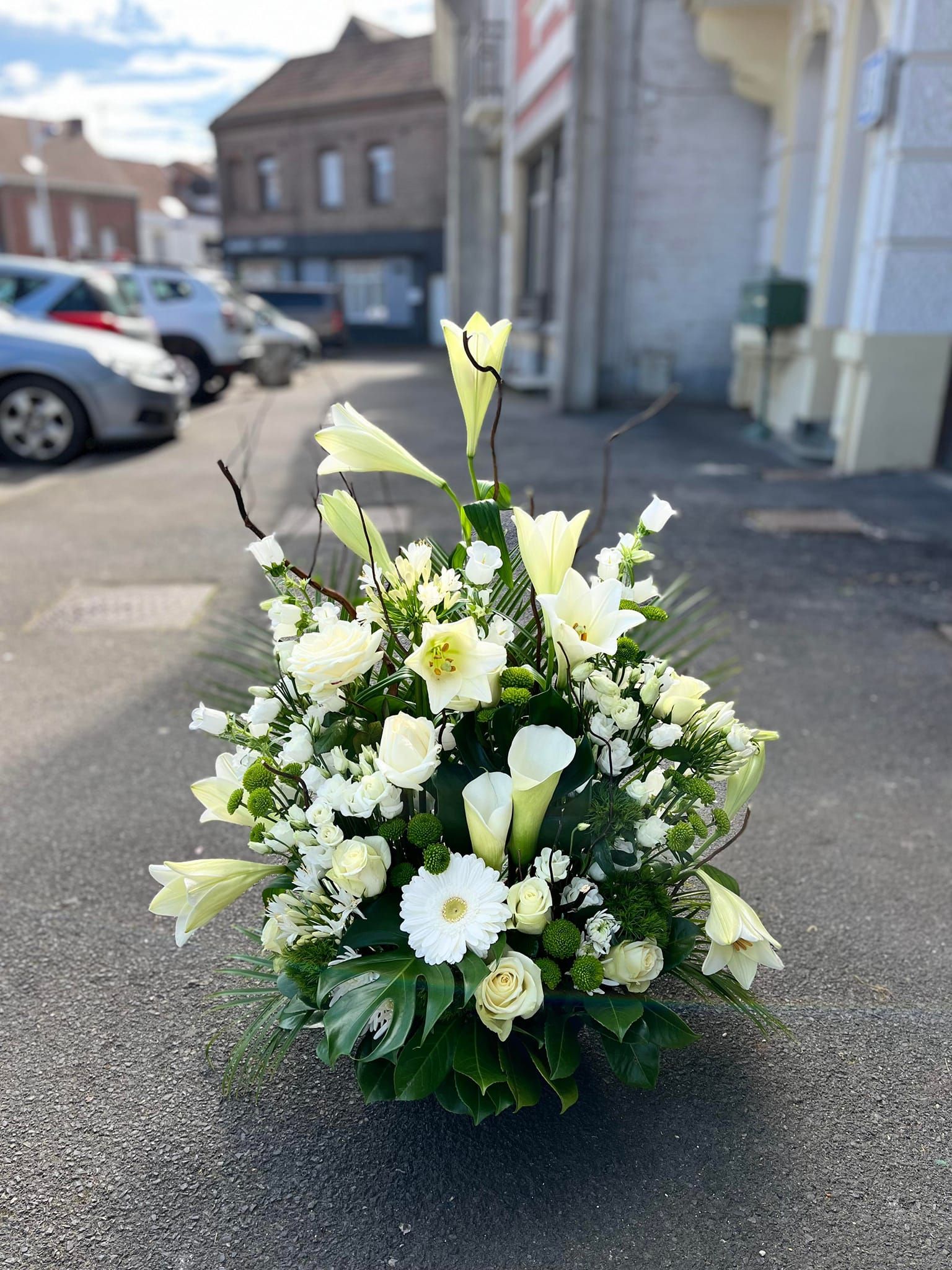 Composition en fleurs blanches