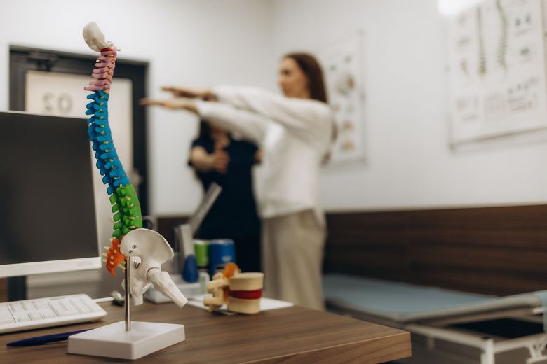 Salle avec une maquette scientifique sur un bureau et deux personnes qui s'étirent en arrière-plan.
