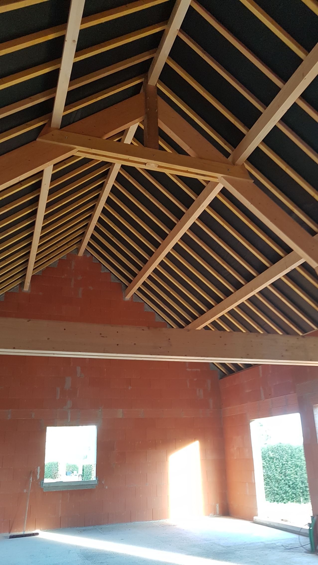 Construction d'une maison en brique avec une charpente en bois