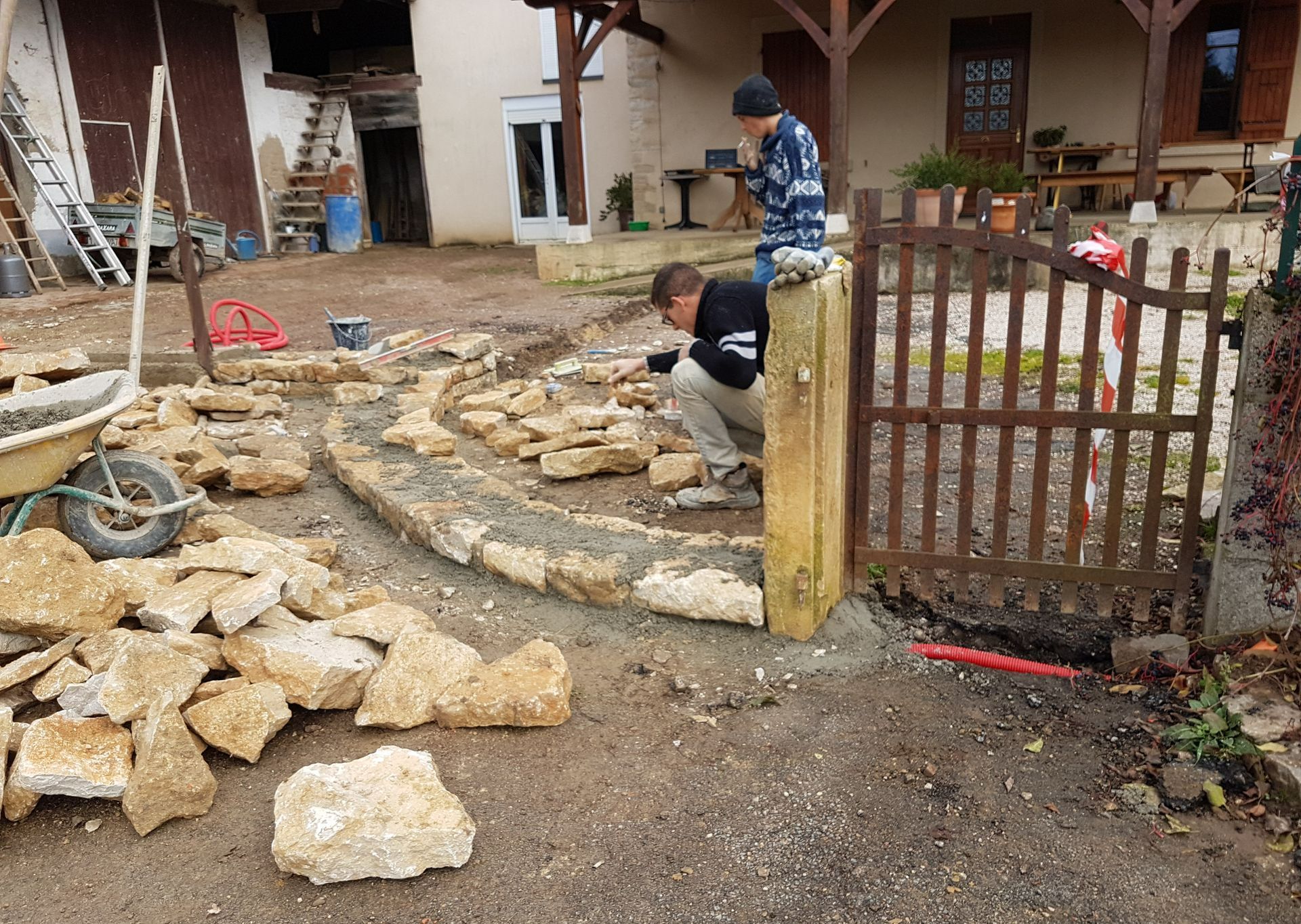 Début de chantier - mur en pierre