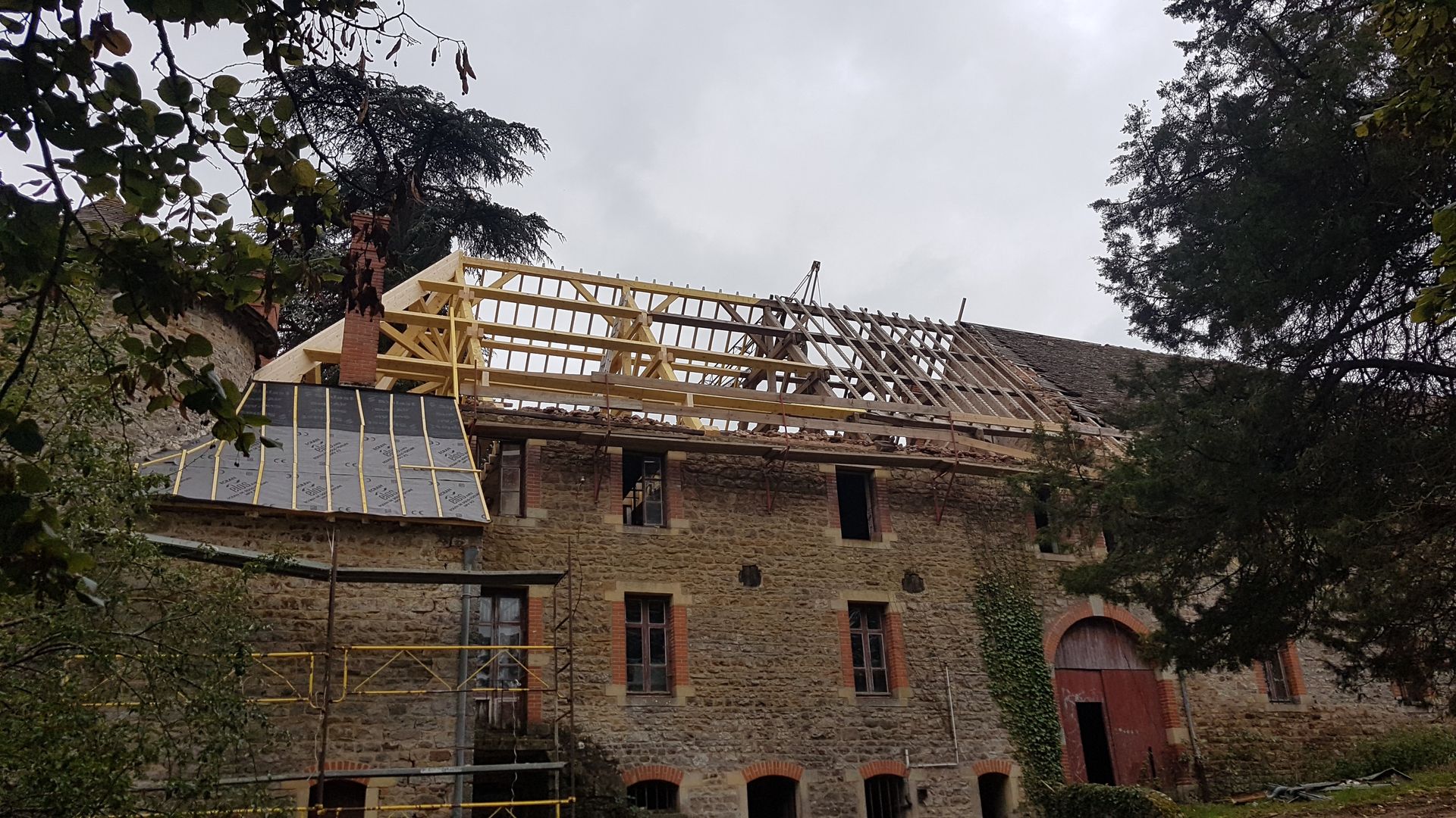 Nouvelle charpente en construction pour un bâtiment