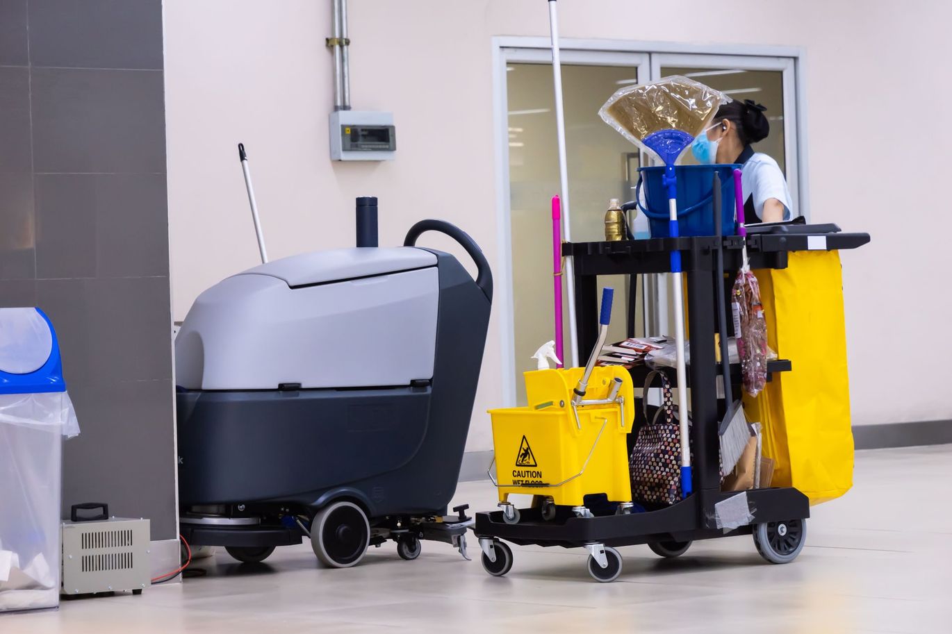 Une femme et des équipements de nettoyage industriel