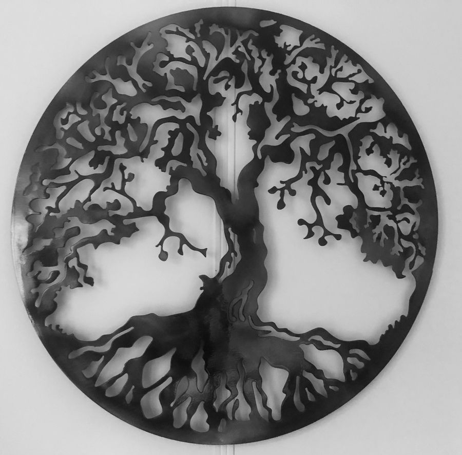 Symbole d'arbre métallique accroché au mur