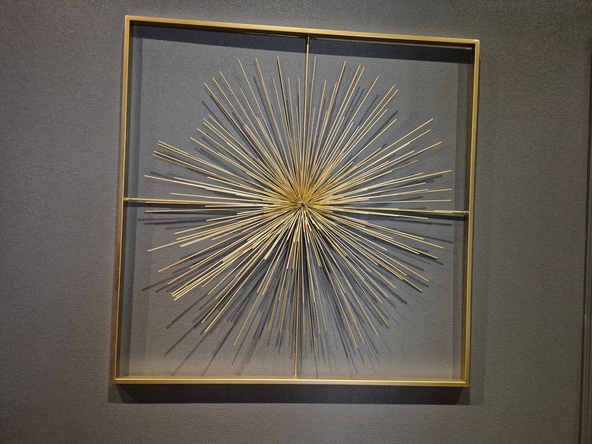 Un cadre avec un soleil