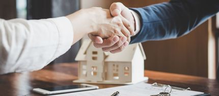 Serrage de main pour accord de vente immobilière