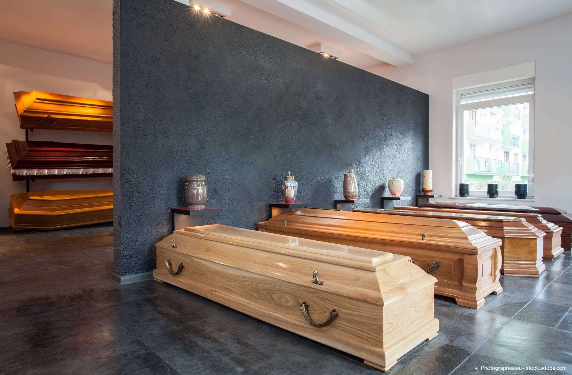 Sargmodelle aus hellem Holz