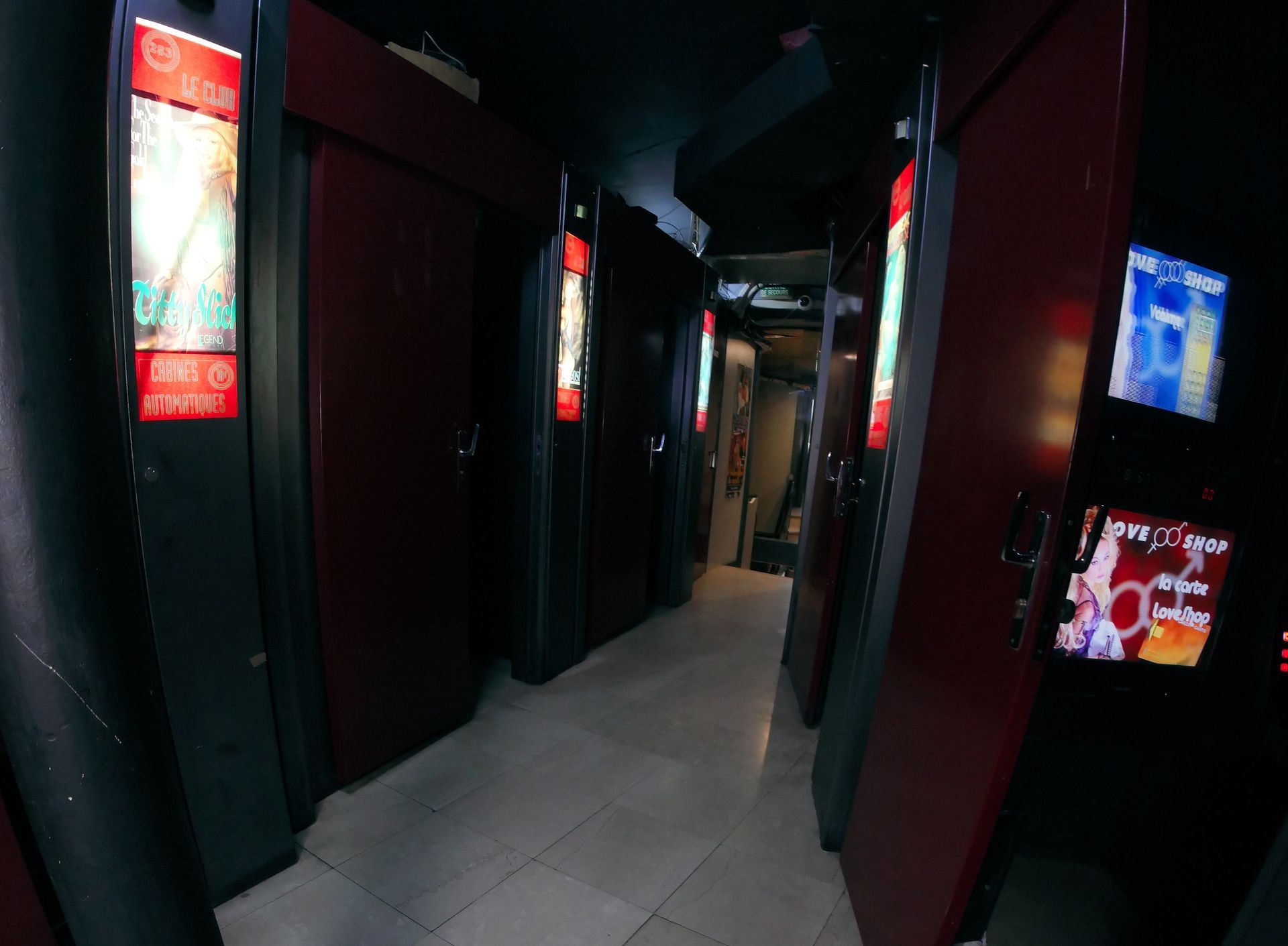 Plusieurs cabines de vidéos X au sein du magasin.