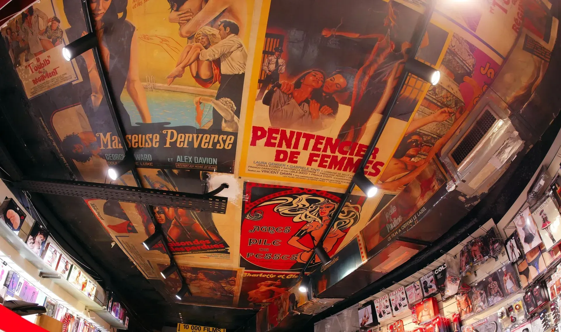 Une femme souriante embrassant le nez de son conjoint.