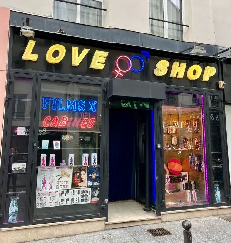 Devanture et vitrine du magasin Love Shop Paris 283.