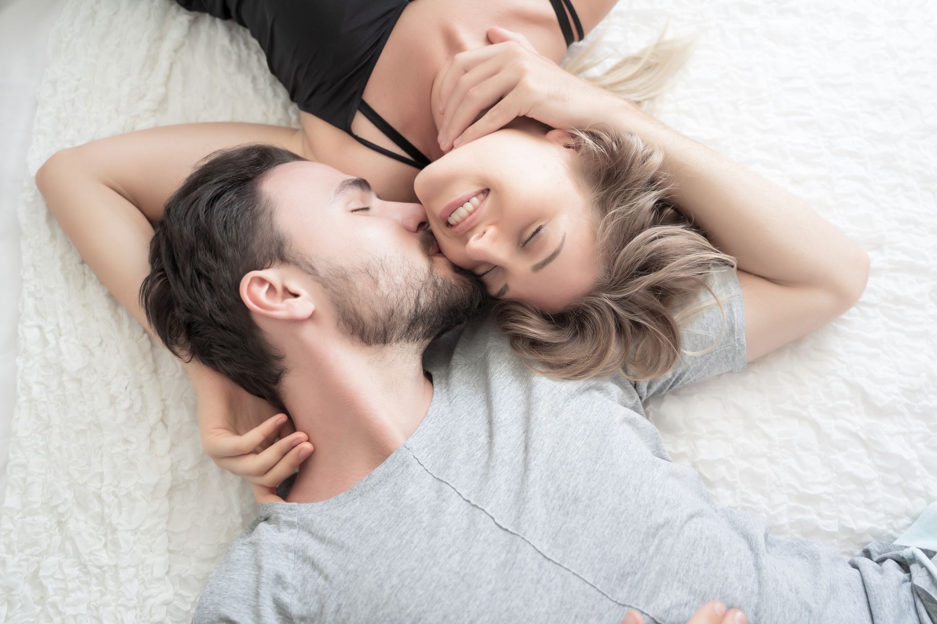 Un homme enbrassant la joue d'une femme.