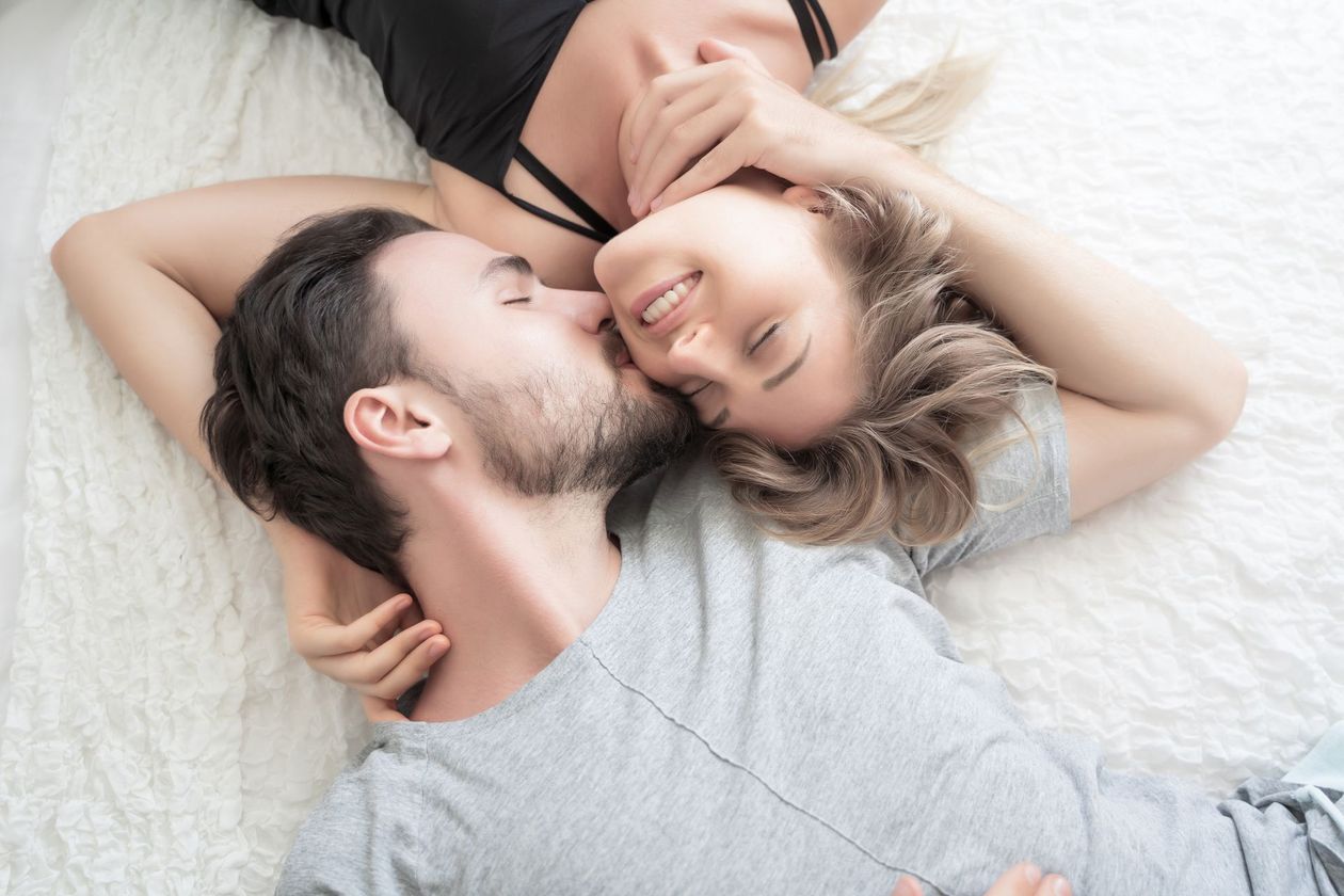 Un homme enbrassant la joue d'une femme.
