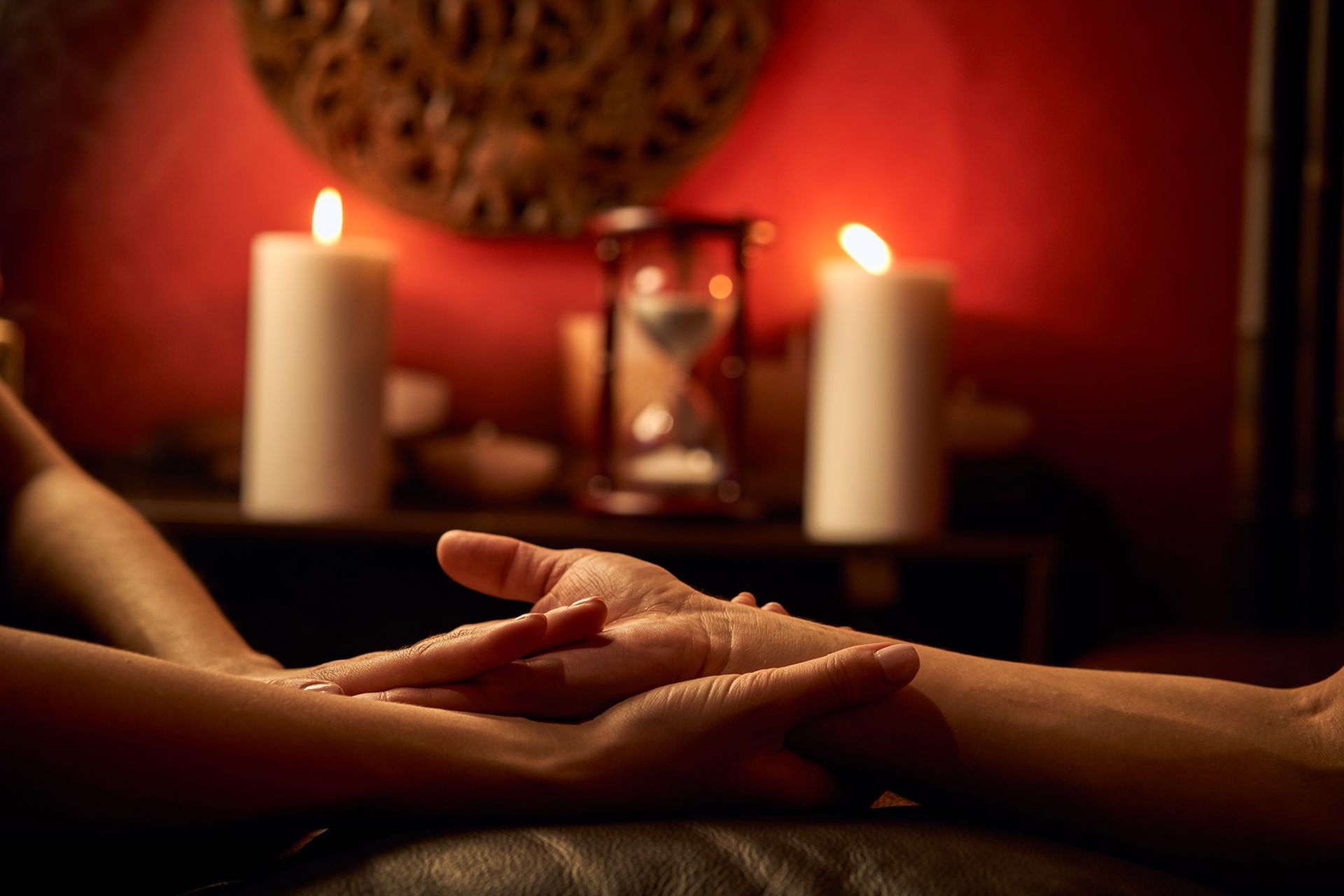 Massage des mains dans une atmosphère sensuelle.