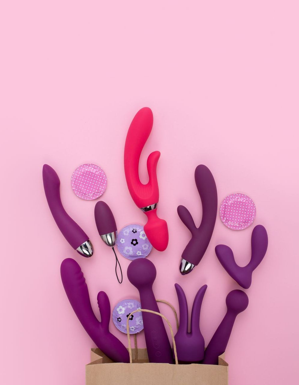 Plusieurs sextoys violets dont l'un est de couleur rose.