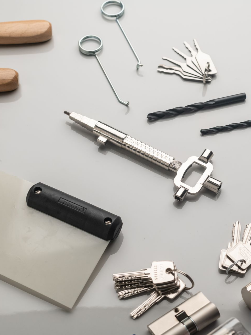 Outils de serrurier : clés, médiators, forets, outil multifonction et couteau à mastic.