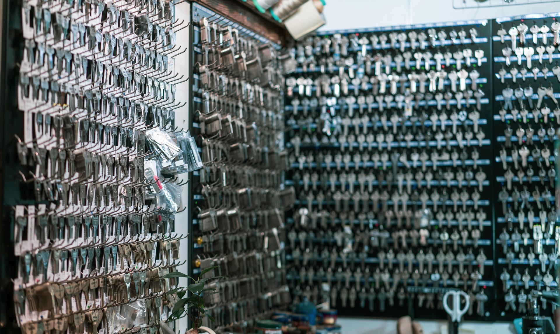 Un mur rempli de nombreuses clés.