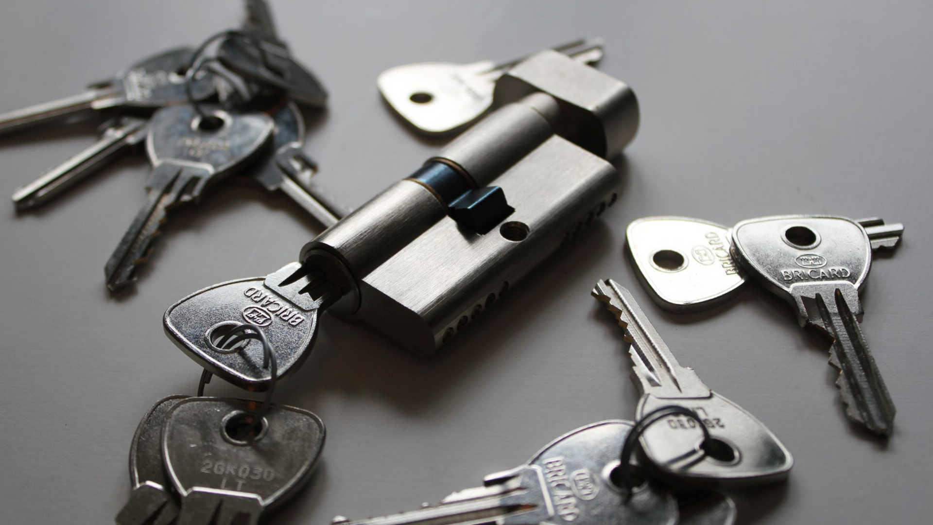 Des clés et une serrure de porte sur une surface.