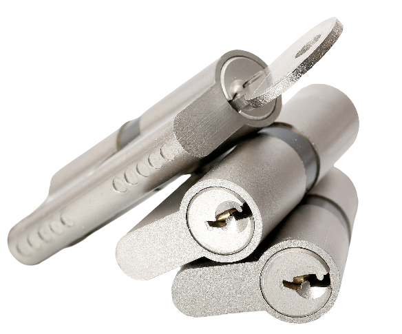 Cylindres de serrure de porte en argent, dont un avec une clé insérée.