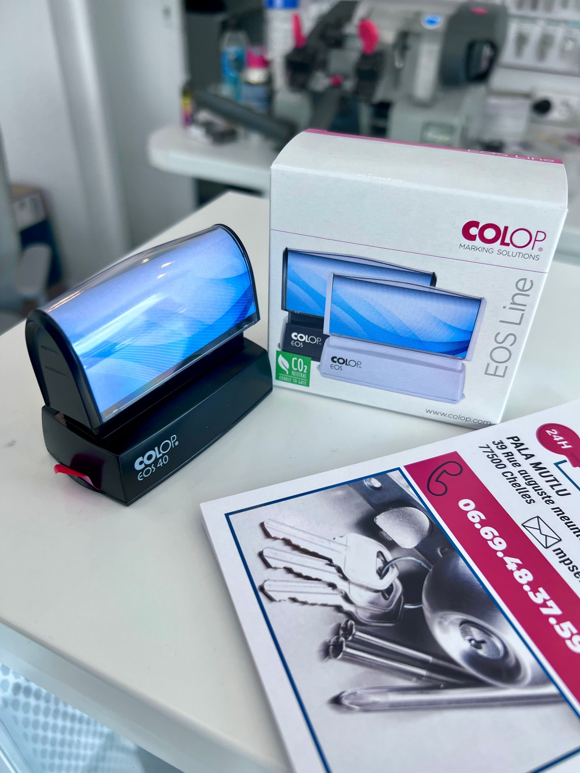 Un tampon, une boîte et une carte de visite COLOP EOS Line.