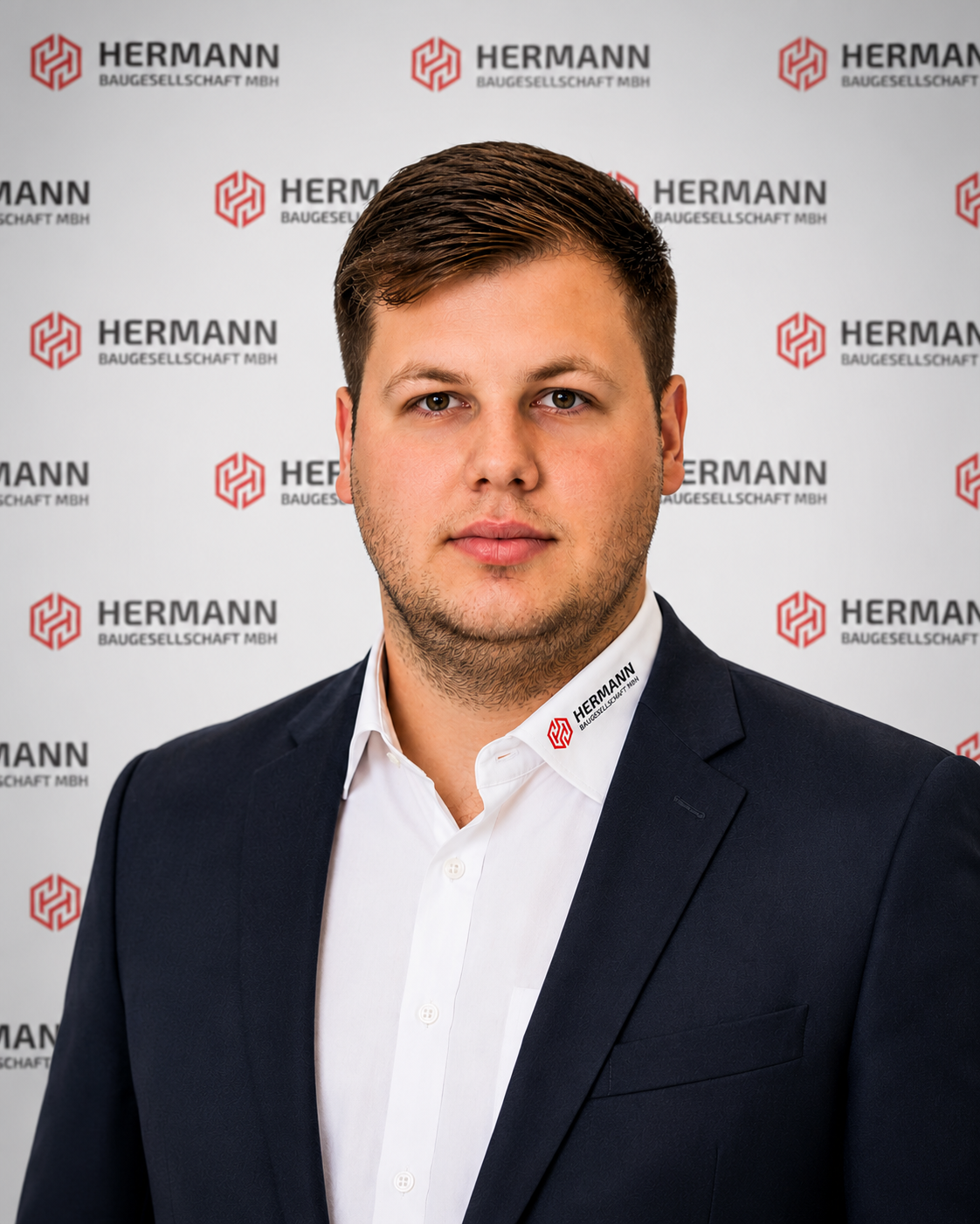 Ein Mann in einer grünen Jacke schaut in die Kamera