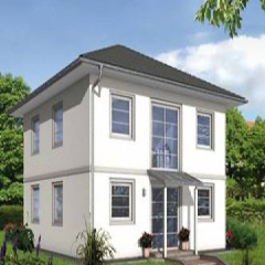 Ein weißes Haus mit schwarzem Dach und vielen Fenstern