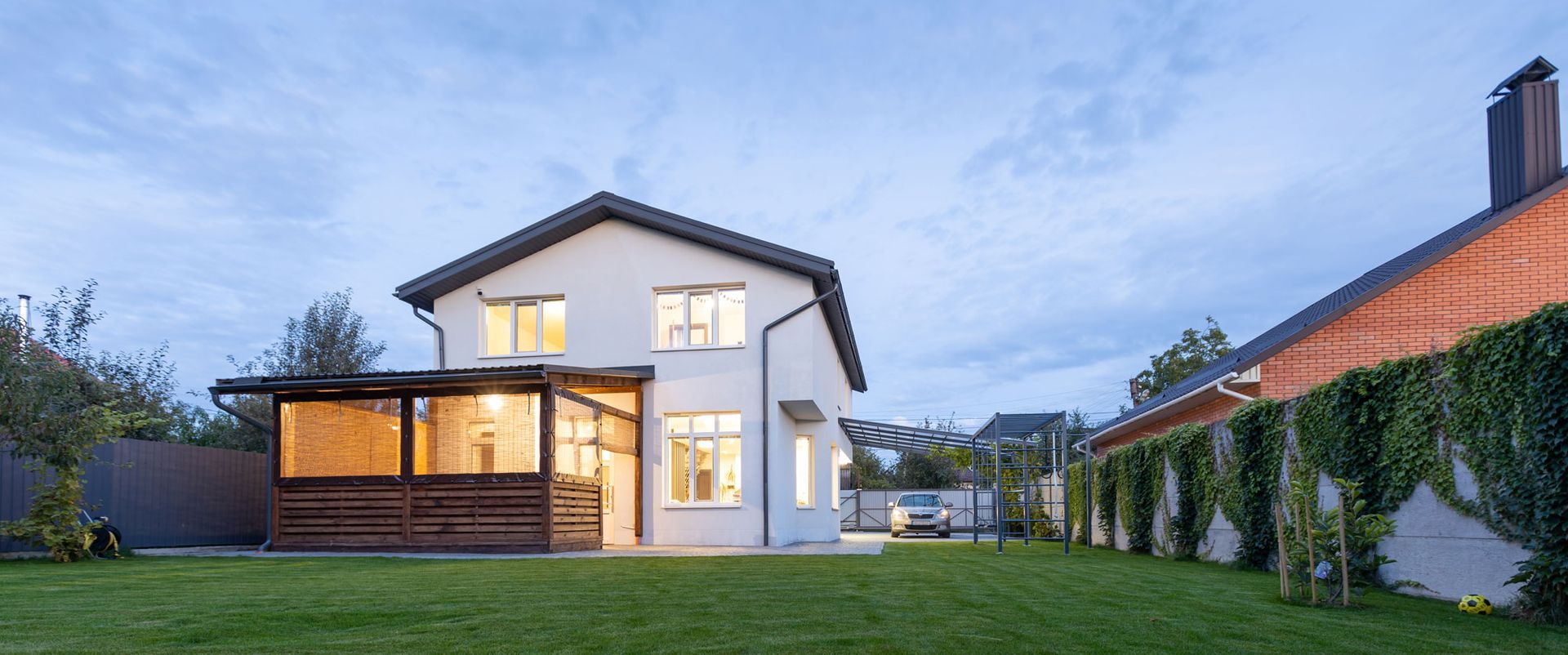 Ein weißes Haus mit einer großen Wiese davor.