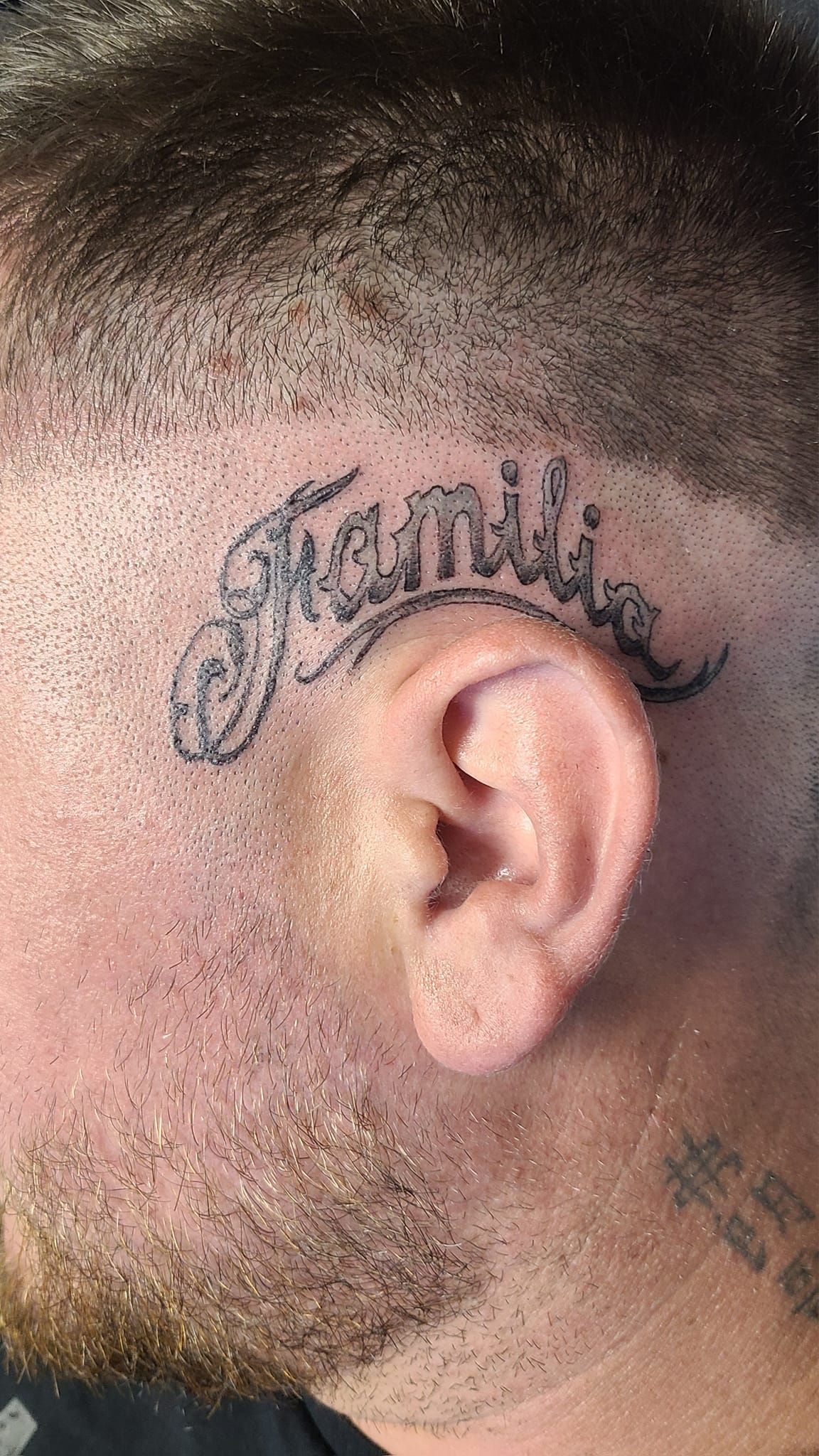 Tatouage sur le haut de l'oreille