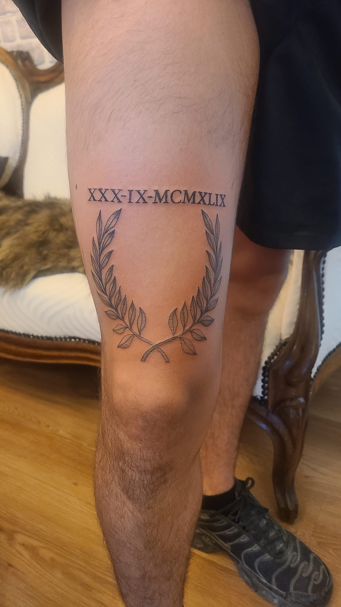 Tatouage sur cuisse avec chiffres romains