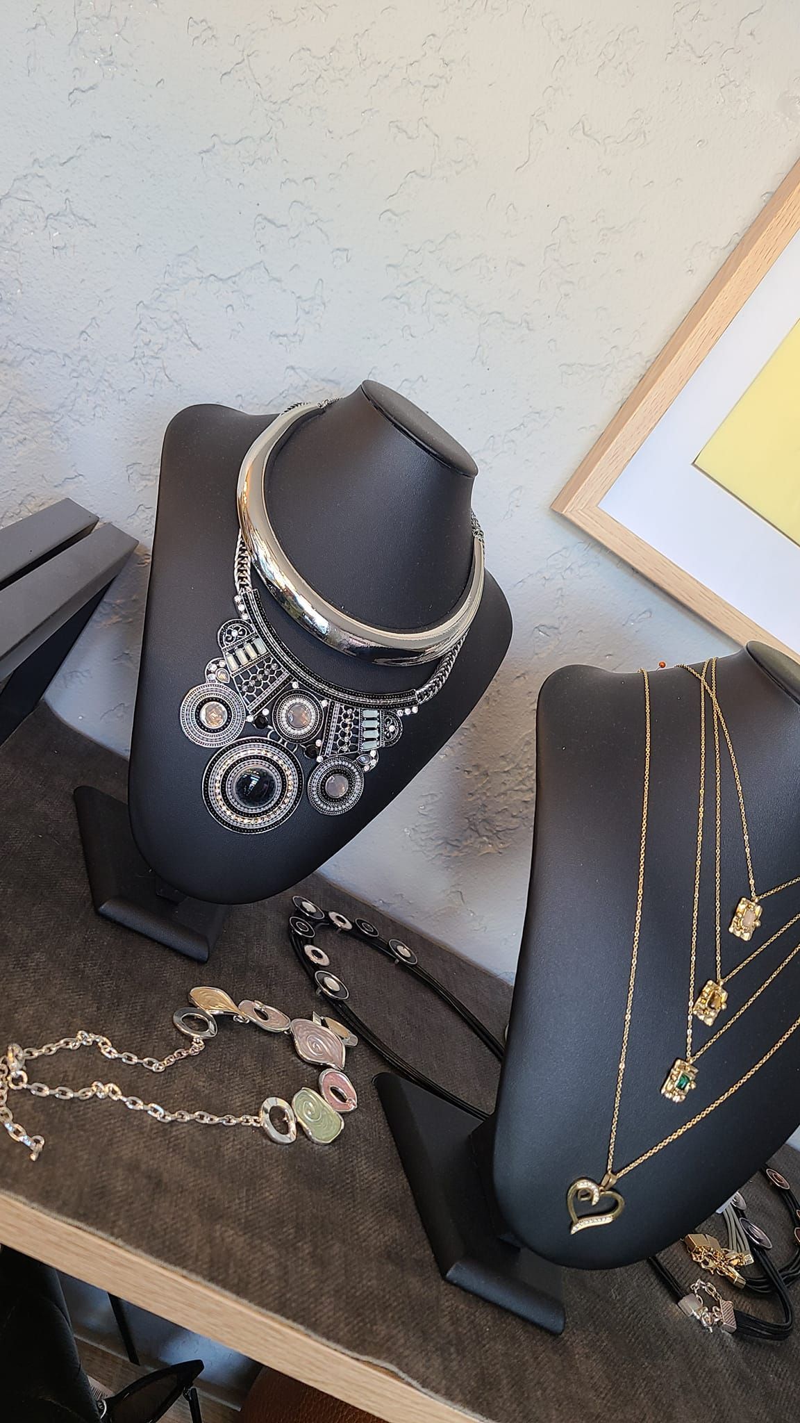 Bustes avec colliers